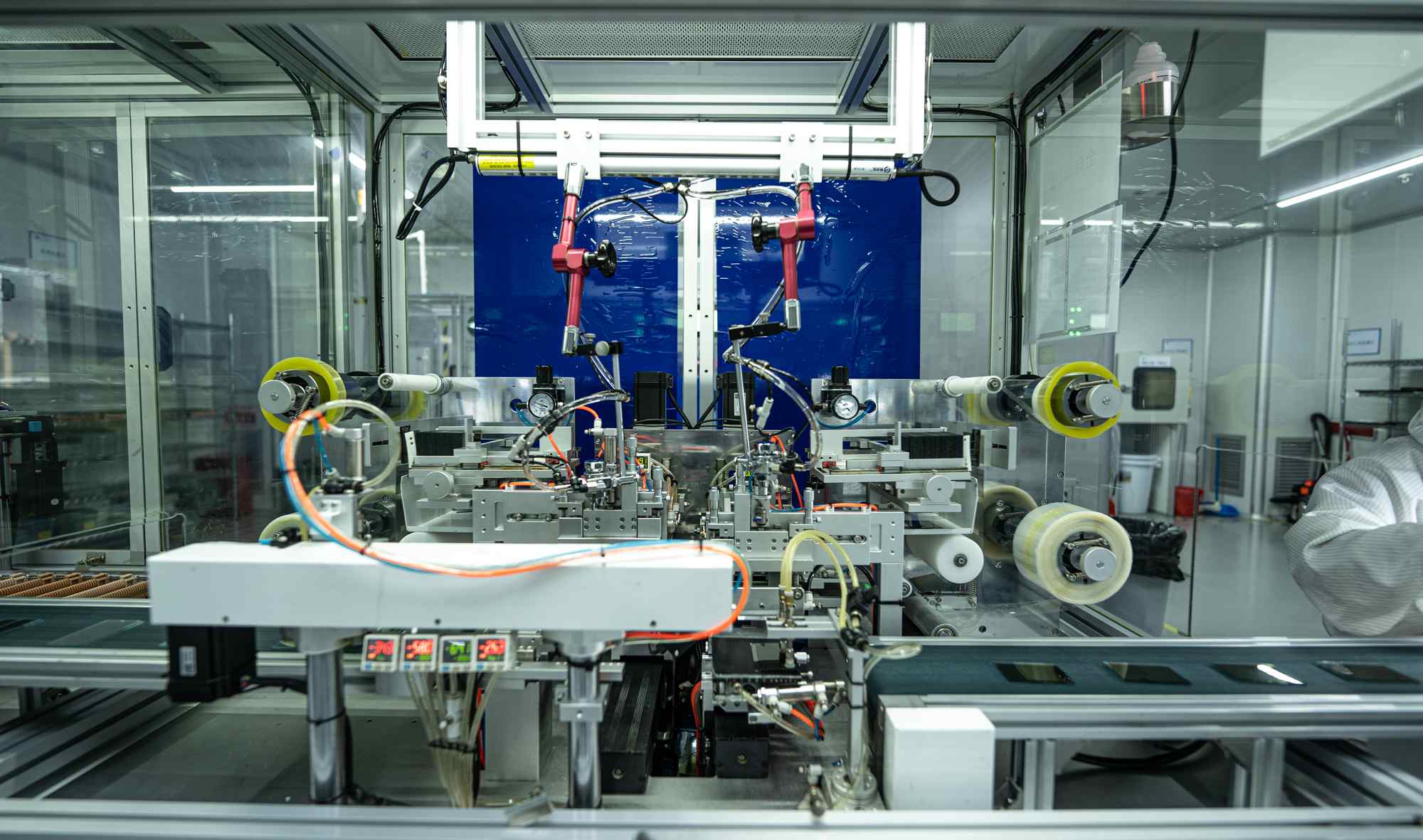 Tikslus lygiavimas ir elementų surinkimas: PI dengimo ir trynimo procesų analizavimas LCD gamyboje